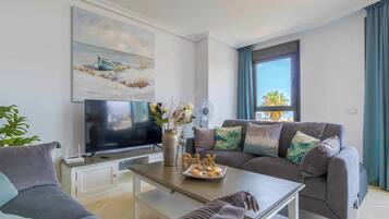 Familienapartment, Mehrere Schlafzimmer, 2 Bäder, Bergseite (Sunset Golf Elegance) | Wohnbereich | 21-Zoll-Flachbildfernseher mit Kabelempfang