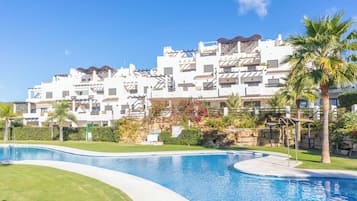 Una piscina al aire libre de temporada