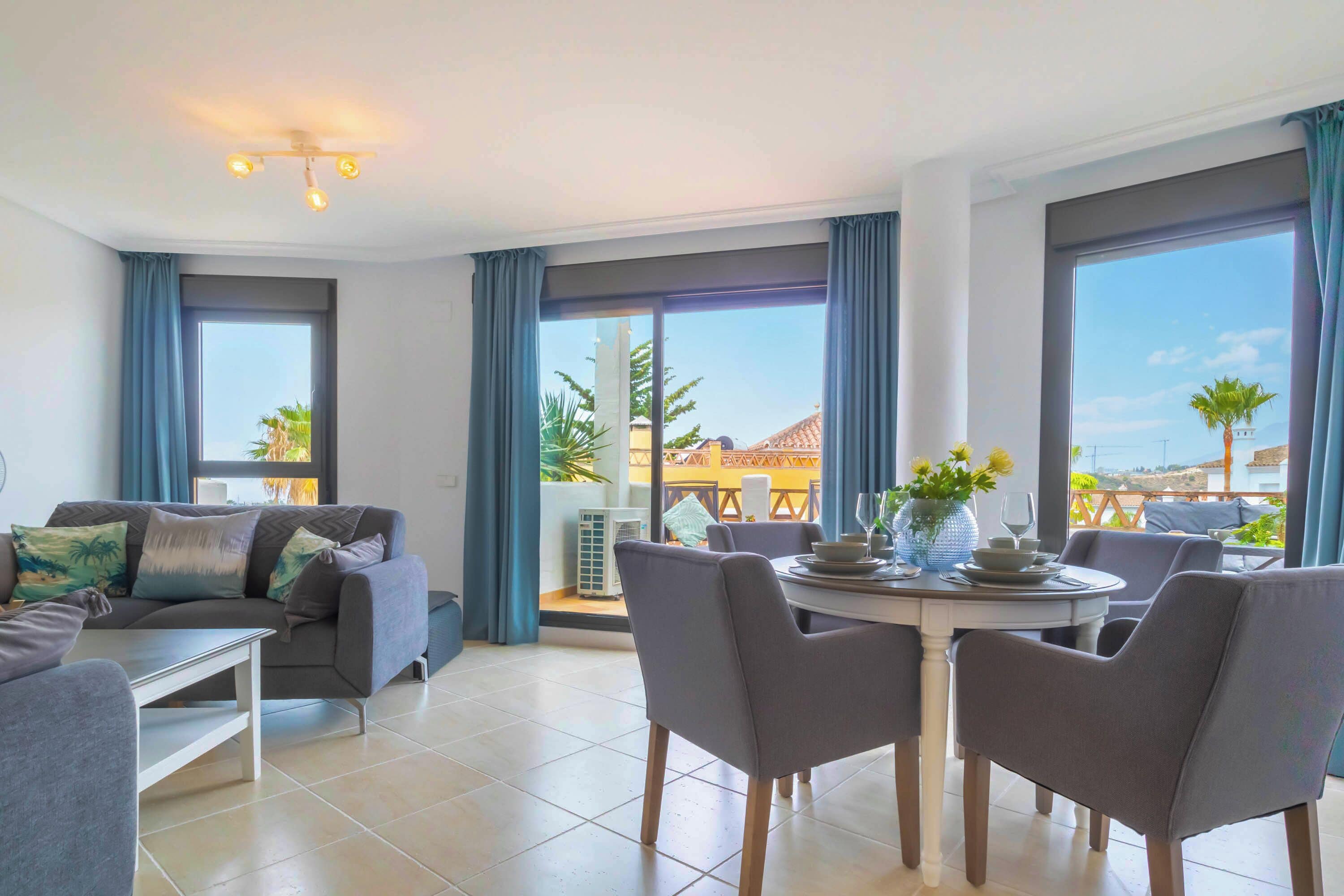 En 21-tommers Flatskjerm-TV med kabel-kanaler