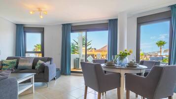 Apartamento familiar, 2 habitaciones, 2 baños, junto a la montaña (Sunset Golf Elegance) | Zona de estar | Televisión de pantalla plana de 21 pulgadas con canales por cable