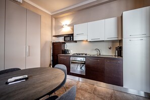 Full-sized fridge, microwave, oven, stovetop - YiD luxury studio (Florence)