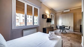 Estúdio, vista para a cidade | Ferros/tábuas de passar roupa, Wi-Fi de cortesia, roupa de cama