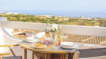Honeymoon Penthouse, Multiple Bedrooms, Mountainside (Sol Vista Terrace) | Outdoor dining