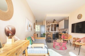 Penthouse - smekmånad - flera sovrum - intill bergen (Las Gaviotas de Calahonda) | Vardagsrum | 21-tums platt-tv med kabelkanaler