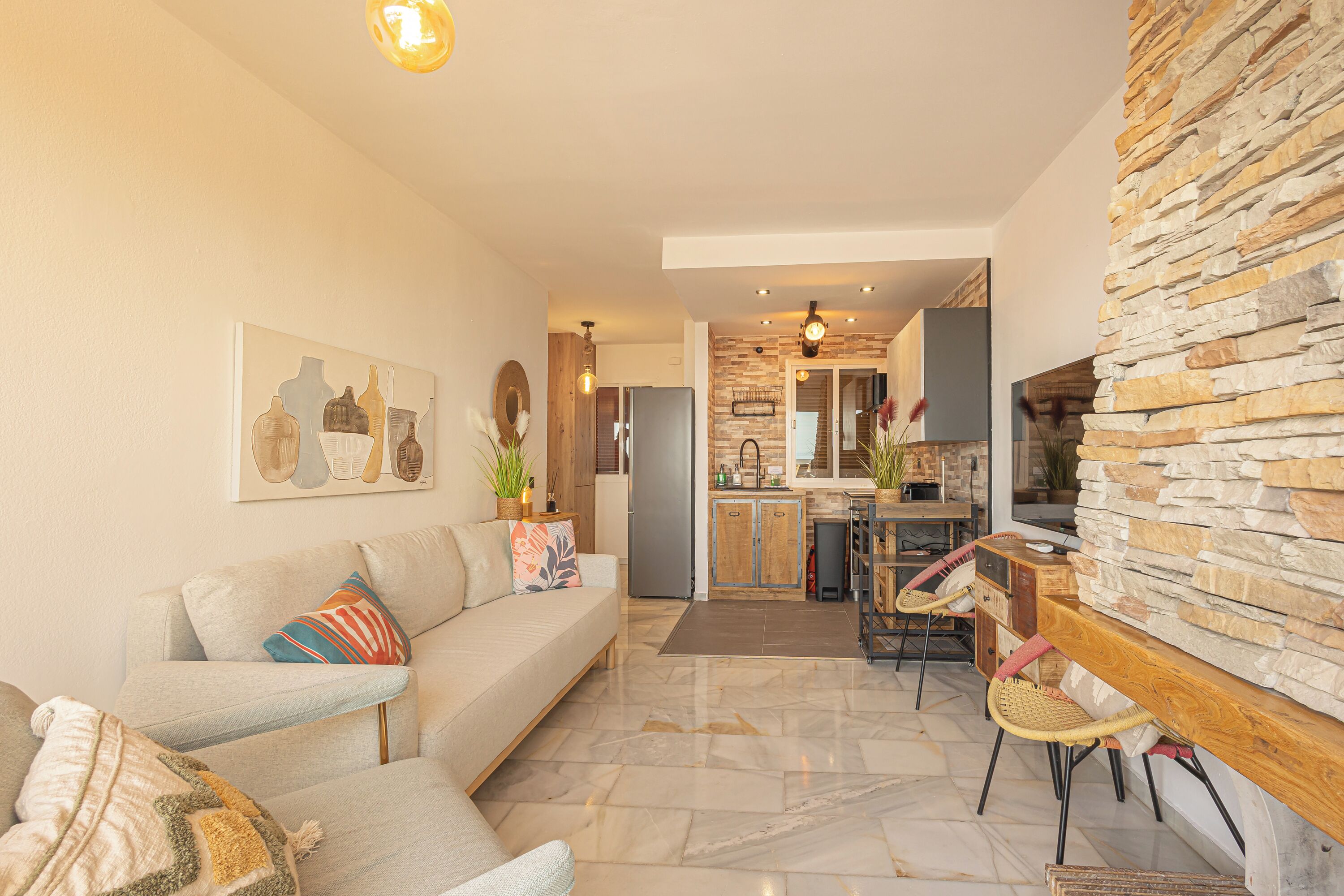 Loftsleilighet – honeymoon, flere soverom, ved fjell (Sol Vista Terrace) | Oppholdsområde | En 21-tommers Flatskjerm-TV med kabel-kanaler