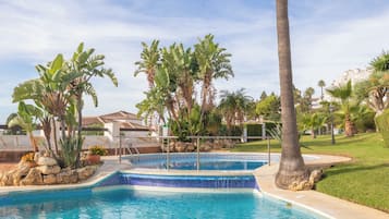 En säsongsöppen utomhuspool