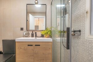 Nászutas penthouse, több hálószobával, hegy felőli (Sol Vista Terrace) | Fürdőszoba | Zuhanyzó, hajszárító, törölközők és szappan