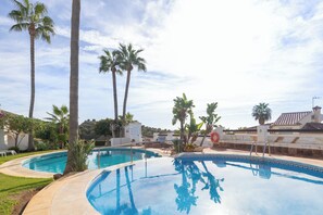 Εποχική εξωτερική πισίνα