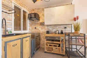 Honeymoon Penthouse, Multiple Bedrooms, Mountainside (Sol Vista Terrace) | Private kitchen | Fridge, oven, stovetop, coffee/tea maker - Sol Vista Terrace (Mijas)