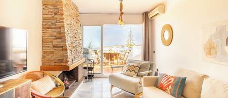 Honeymoon-Penthouse, Mehrere Schlafzimmer, Bergseite (Sol Vista Terrace) | Wohnbereich | 21-Zoll-Flachbildfernseher mit Kabelempfang