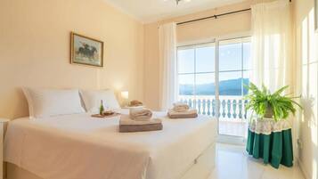 4 soverom, safe på rommet, skrivebord for bærbar PC og strykejern/-brett