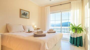 4 kamar tidur, brankas, dan ruang kerja ramah laptop