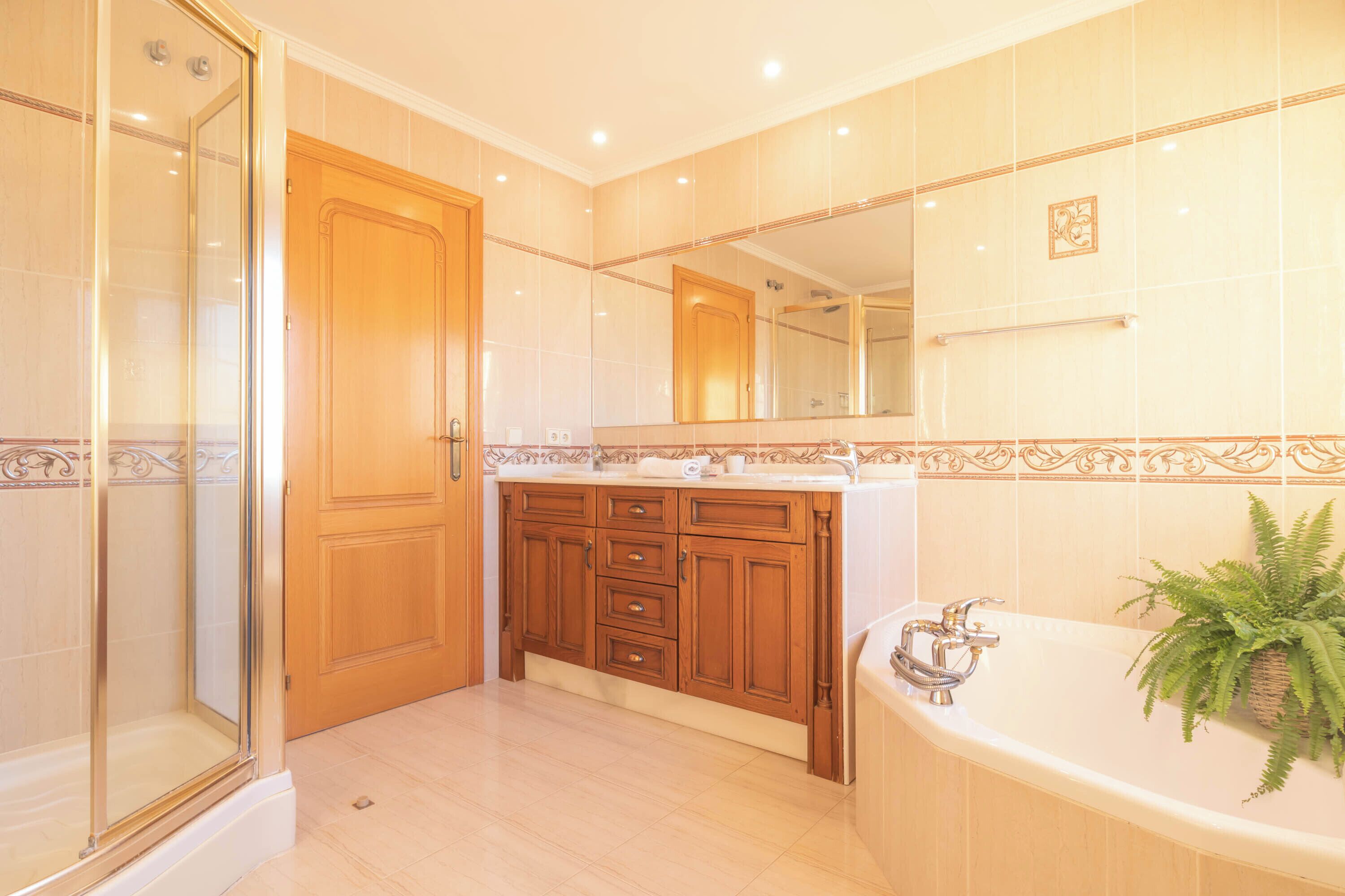 Family Villa, Multiple Bedrooms, Mountainside (Villa Carlos Mijas Golf) | Bathroom | Separate tub and shower, hair dryer, bidet, towels