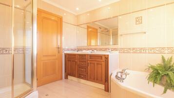 Family Villa, Multiple Bedrooms, Mountainside (Villa Carlos Mijas Golf) | Bathroom | Separate tub and shower, hair dryer, bidet, towels