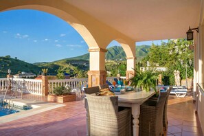 Villa Familiale, plusieurs chambres, côté montagne (Villa Carlos Mijas Golf) | Restauration extérieure