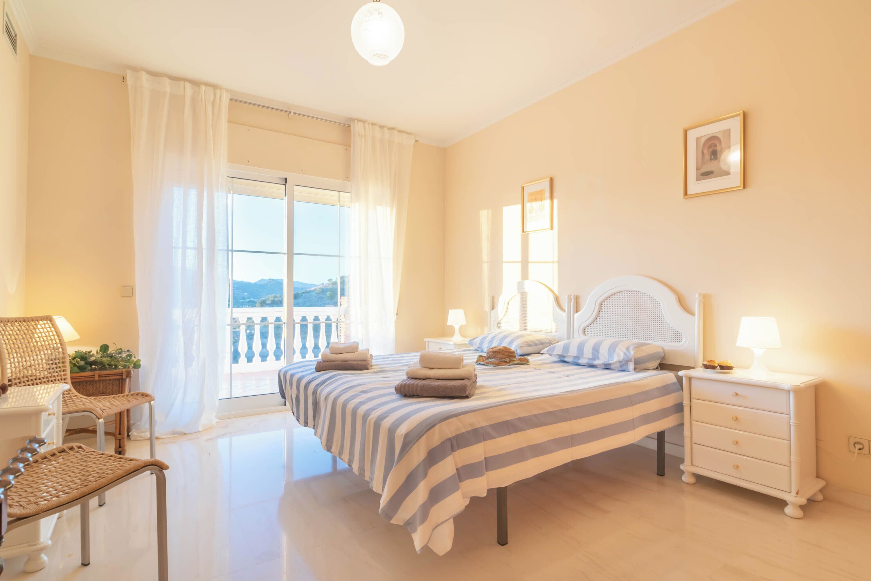 4 kamar tidur, brankas, dan ruang kerja ramah laptop