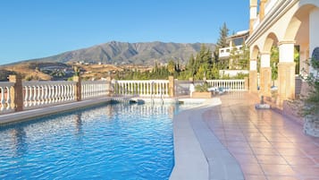 Sebuah kolam renang air hangat