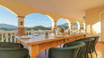 Outdoor dining