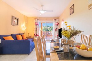 Appartement Lune de Miel, 2 chambres, 2 salles de bains, côté montagne (Reserva De Marbella) | Salle à manger