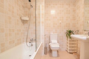 Combined shower/tub, towels, soap, shampoo - Reserva De Marbella (Marbella)