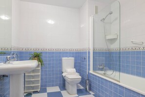 Honeymoon Apartment, 2 Bedrooms, 2 Bathrooms, Mountainside (Reserva De Marbella) | Bathroom - Reserva De Marbella (Marbella)