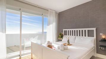 Apartamento lua de mel, vários quartos, 2 banheiros (Coronado Beach Marbesa) | 3 quartos, espaço de trabalho para notebook