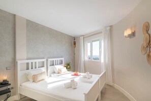 Apartamento de luna de miel, 3 habitaciones, 2 baños (Coronado Beach Marbesa) | 3 dormitorios y espacio para trabajar con un portátil