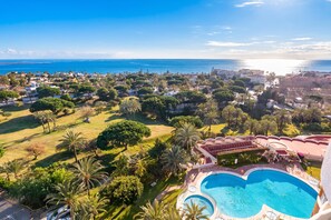 Una piscina al aire libre de temporada
