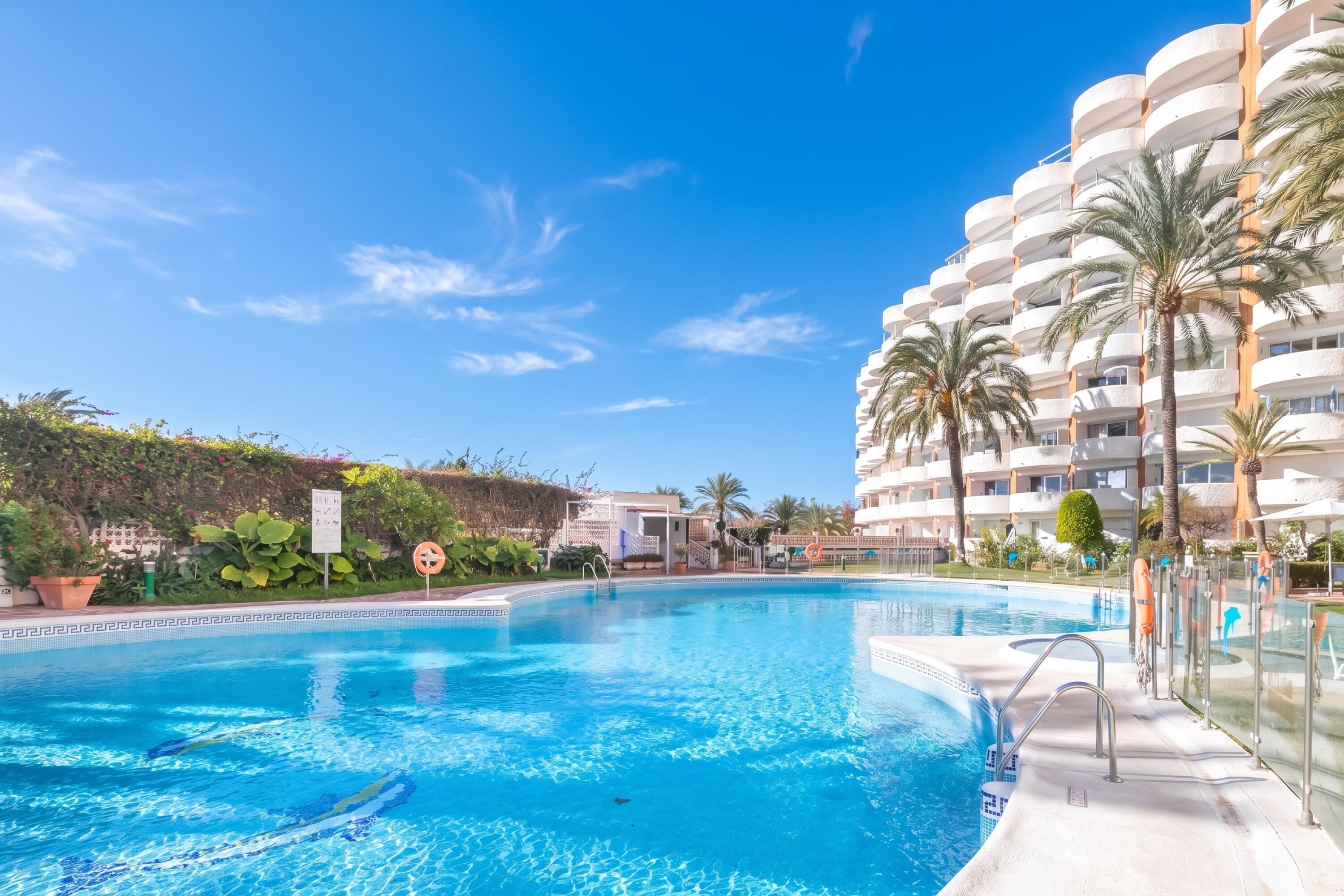Apartamento lua de mel, 3 quartos, 2 banheiros (Coronado Beach Marbesa) | Piscina | Piscina externa sazonal