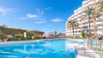 Apartamento lua de mel, 3 quartos, 2 banheiros (Coronado Beach Marbesa) | Piscina | Piscina externa sazonal