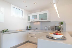 Kjøleskap, mikrobølgeovn, ovn og kokeplater