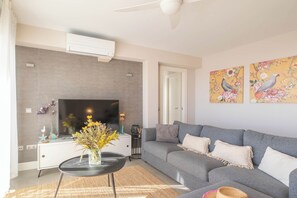 Apartamento de luna de miel, 3 habitaciones, 2 baños (Coronado Beach Marbesa) | Zona de estar | Televisión de pantalla plana de 21 pulgadas con canales por cable