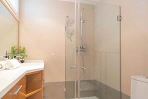 Honeymoon Apartment, Multiple Bedrooms, 2 Bathrooms (Coronado Beach Marbesa) | Bathroom | Shower, towels, soap, shampoo - Coronado Beach Marbesa (Marbella)