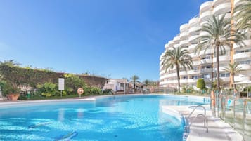 Apartamento lua de mel, vários quartos, 2 banheiros (Coronado Beach Marbesa) | Piscina | Piscina externa sazonal