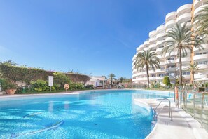 Apartamento de luna de miel, 3 habitaciones, 2 baños (Coronado Beach Marbesa) | Piscina | Una piscina al aire libre de temporada