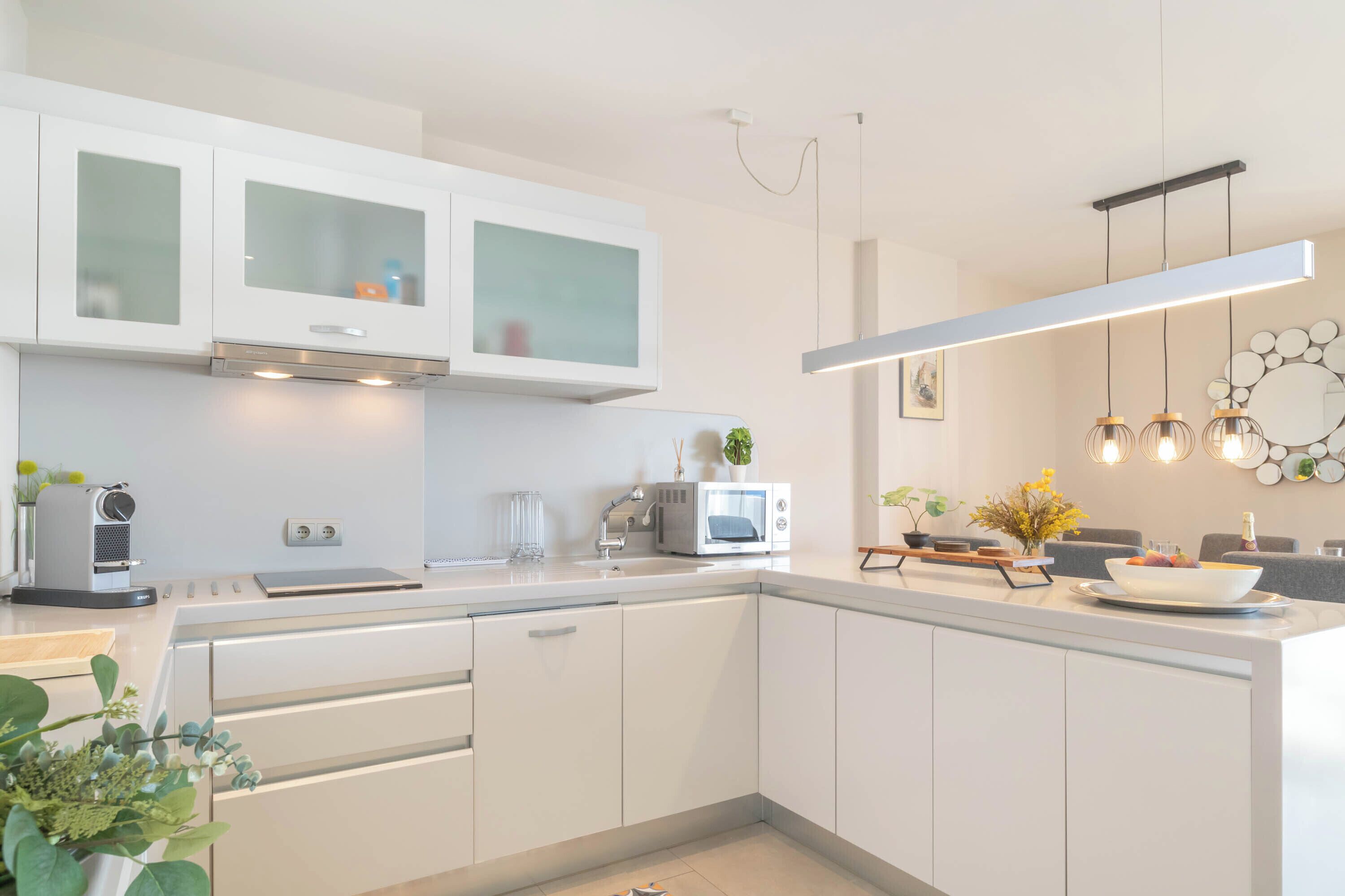 Geladeira, micro-ondas, fogão, cooktop