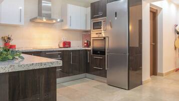 Villa Familiale, 4 chambres, 2 salles de bains (Villa Rosa) | Cuisine privée | Réfrigérateur, micro-ondes, four, plaque de cuisson