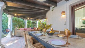 Villa familiale, 4 chambres, 2 salles de bains (Villa Calahonda 700m From Beach With) | Restauration en plein air