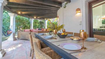 Villa familiar, 4 habitaciones, 2 baños (Villa Calahonda 700m From Beach With) | Restaurante al aire libre
