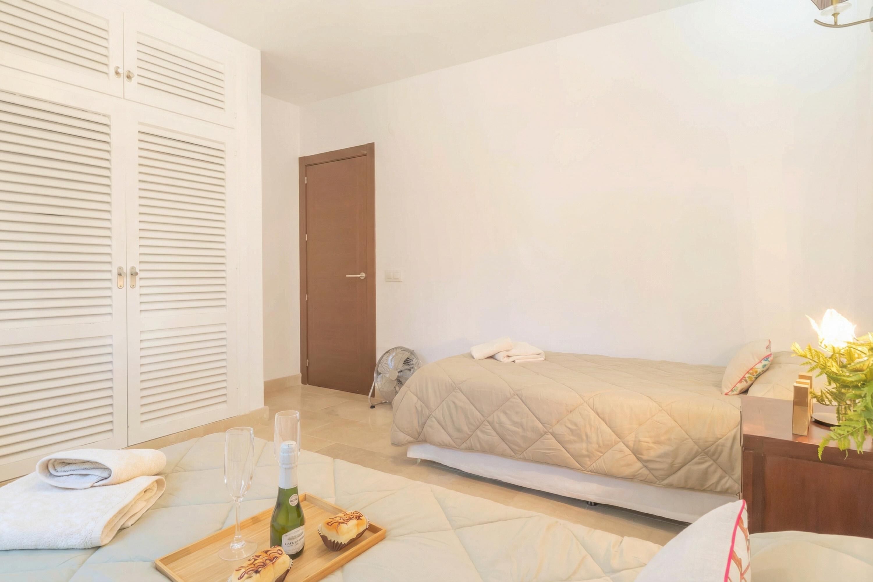 4 bedrooms, laptop workspace, iron/ironing board, free WiFi