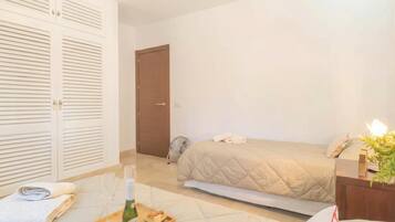 4 bedrooms, laptop workspace, iron/ironing board, free WiFi
