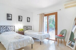 Family Villa, Multiple Bedrooms, 2 Bathrooms (Villa Calahonda 700m from beach with)