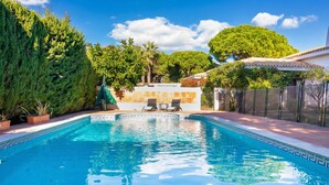 Villa familiale, 4 chambres, 2 salles de bains (Villa Calahonda 700m From Beach With) | Piscine