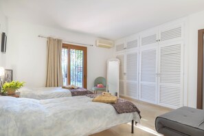 4 عدّة غرف نوم ومساحة عمل للكمبيوتر المحمول ومكواة/لوح كي