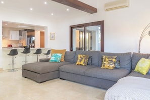 Villa Familiale, 4 chambres, 2 salles de bains (Villa Calahonda 700m From Beach With) | Coin séjour