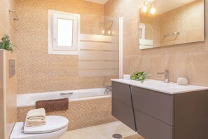Family Villa, 4 Bedrooms, 2 Bathrooms (Villa Calahonda 700m from beach with) | Bathroom | Combined shower/tub, towels, soap, shampoo