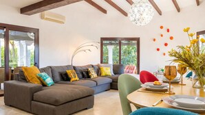 Villa familiale, 4 chambres, 2 salles de bains (Villa Calahonda 700m From Beach With) | Aire de séjour