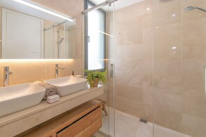 Casa de luna de miel, varias habitaciones, 2 baños (Casa La Cala Valvega) | Baño | Ducha, secador de pelo, toallas y jabón
