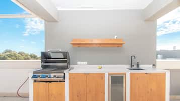 Frigorífico, microondas, horno y placa de cocina