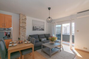 Departamento de luna de miel, varias habitaciones (Cambural Beach Apartment) | Restaurantes